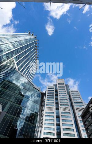Niedrigwinklige Ansicht moderner Wolkenkratzer am Citypoint in der Ropemaker Street, City of London, die zeitgenössische Firmenarchitektur zur Schau stellt. Stockfoto