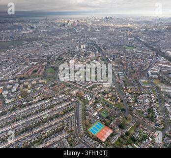 Luftbild mit Blick nach Norden von Clapham Park, London, das Wohngebiete in Richtung der fernen Skyline von Zentral-London zeigt Stockfoto