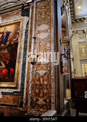 Eine Säule der Kapelle der Madonna del Pilar in der Kirche Santa Maria in Monserrato degli Spagnoli, Rom, Lazio, Italien, April 2024 Stockfoto