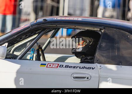 Lviv, Ukraine – 6. September 2026: Ein Fahrer mit Helm sitzt im Cockpit eines Rennwagens während eines Wettbewerbs in Lviv, Ukraine. Stockfoto