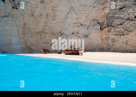 Navagio Beach in Zakynthos, Griechenland zeigt eine atemberaubende Landschaft mit türkisfarbenem Wasser und hohen Klippen. Ein historisches Wrack ruht am sandigen Ufer und lädt zu Abenteuer und Faszination ein. Stockfoto
