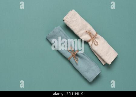 Farbige Leinenservietten auf einem türkisfarbenen Pastellhintergrund. Oberblick, Flat Lay, Kopierplatz Stockfoto