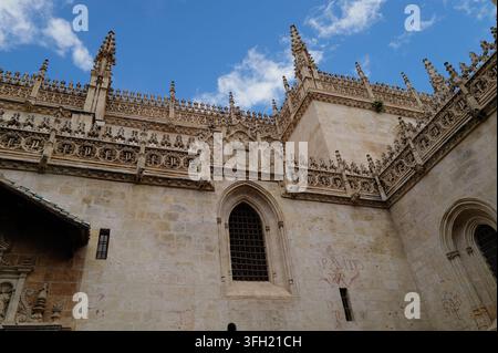 Gotische Spitzen und das Wappen der Katholischen Monarchen an der Königlichen Kapelle von Granada (Capilla Real), Granada, Andalusien, Spanien Stockfoto