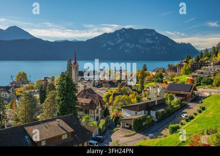 Weggis Schweiz, Stadtsilhouette von Weggis und der Vierwaldstättersee (Luzern) in der Herbstsaison Stockfoto