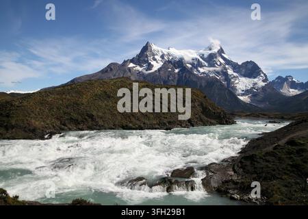 Ein Fluss, der von Gletschern des Torres-del-Paine-Massivs in Patagonien, Chile, gespeist wird. Stockfoto