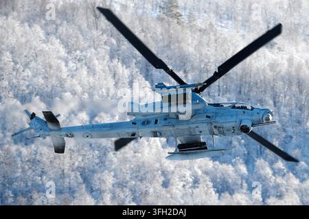 Et AH-1Z Viper Kamphelikopter der US Marine Corps während der Winterübung Cold Response 2022 Stockfoto