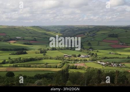 Ein atemberaubender, hochwinkeliger Panoramablick über ein Mosaik aus grünen und roten landwirtschaftlichen Feldern in einem hügeligen walisischen Tal in den Brecon Beacons Stockfoto