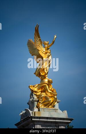 London, Greater London, Vereinigtes Königreich, 14. August 2026. Detaillierte Ansicht der vergoldeten Bronzestatue der geflügelten Siegesgöttin auf dem Victoria Memorial Monu Stockfoto
