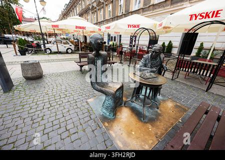 Radom, Polen – 04. September 2026: Bronzestatue von Witold Marian Gombrowicz, die neben einer abstrakten sitzenden Figur vor einem Café in Radom Schach spielt. Stockfoto