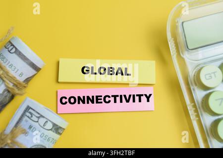 Konzept der globalen Vernetzung, geschrieben auf Haftnotizen, isoliert auf dem Tisch. Für internationalen Handel, Finanzen und Wirtschaft Stockfoto