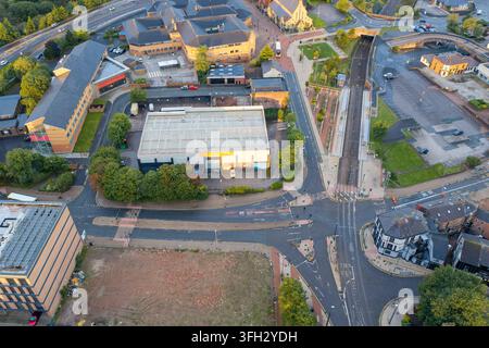 Luftbild der King Street Tram-Haltestelle und der Straßenkreuzung in Oldham am Morgen Stockfoto