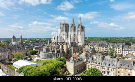 Coutances (Normandie, Nordwestfrankreich): Luftaufnahme des Stadtzentrums mit der Kathedrale Notre Dame, aufgenommen während der Vorbereitung des „Jazz sous les Stockfoto