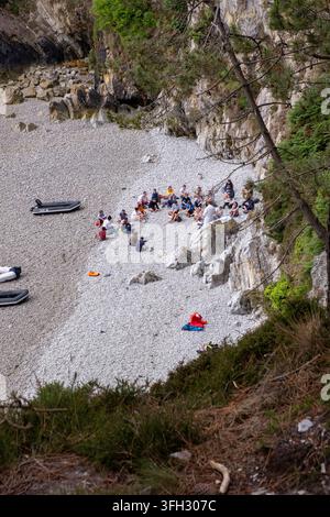 Crozon (Bretagne, Nordwestfrankreich): Bucht entlang der Küste, Strand von Porzh an Dour vom GR34-Wanderweg aus gesehen, Küstenpfad in der Nähe der „Pointe de Stockfoto
