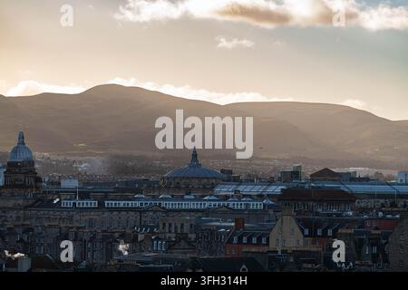 Die Skyline von Edinburgh, beleuchtet von der Morgensonne mit den malerischen Pentlands im Hintergrund. Stockfoto