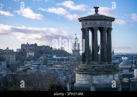 Ikonomischer Blick vom Calton Hill mit dem Dugald-Stewart-Denkmal und Edinburgh Castle über Dächern der alten Stadt Stockfoto