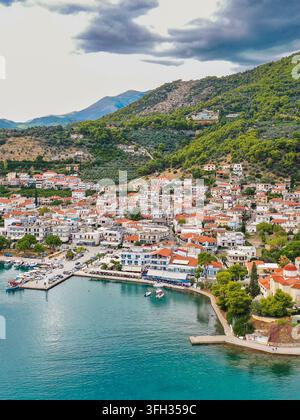 Luftbild des Küstendorfs Palaia Epidavros und des Hafens, umgeben von grünen Hügeln, Argolis, Griechenland Stockfoto