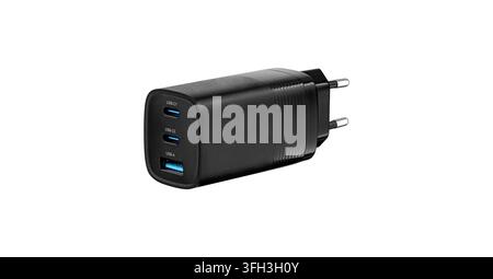 Schnelllade-Netzteil mit zwei USB-C- und einem USB-A-Anschluss. Professionelle Studioaufnahme eines Universalsteckers für Smartphones, Tablets und Laptops ist Stockfoto