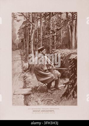 Sepiafarbene antike Photogravüre, die Zar Nikolaus II. von Russland zeigt, der im Profil auf einem hölzernen Jagdständer am Rande eines Birken- und Kiefernwaldes sitzt, bekleidet mit einem langen Gürtelmantel und Pelzmütze, ein Gewehr auf seinem Schoß liegend, mit einem mit Farn bedeckten Böschungsufer neben ihm und einem Waldweg, der sich im Hintergrund verliert. Die Unterschrift in vorreformiertem Kyrillisch identifiziert ihn als „Seine Majestät Souverän Zar Nikolaus Alexandrowitsch, auf dem Jagdständer während der Jagd.“ Die Szene spielt im Białowieża-Wald (Belovezhskaya Pushcha), dem kaiserlichen Jagdrevier. Stockfoto