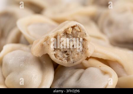 Gekochte Hühnerknödel halbiert Stockfoto
