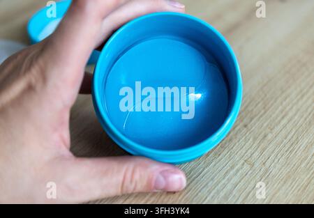 Offenes Glas mit blauen Hydrogel-Augenkissen auf Holztablett. Stockfoto