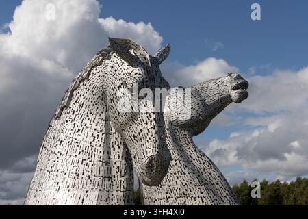 Die berühmten monumentalen Stahlskulpturen der Pferdeköpfe, bekannt als The Kelpies, entworfen vom Bildhauer Andy Scott, in Falkirk, Schottland, am 31. Juli 2026. Stockfoto