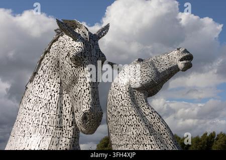 Die berühmten monumentalen Stahlskulpturen der Pferdeköpfe, bekannt als The Kelpies, entworfen vom Bildhauer Andy Scott, in Falkirk, Schottland, am 31. Juli 2026. Stockfoto
