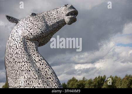 Die berühmten monumentalen Stahlskulpturen der Pferdeköpfe, bekannt als The Kelpies, entworfen vom Bildhauer Andy Scott, in Falkirk, Schottland, am 31. Juli 2026. Stockfoto
