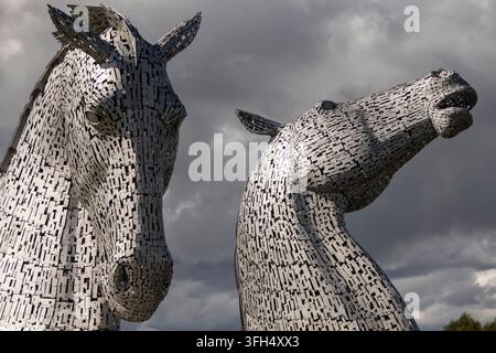 Die berühmten monumentalen Stahlskulpturen der Pferdeköpfe, bekannt als The Kelpies, entworfen vom Bildhauer Andy Scott, in Falkirk, Schottland, am 31. Juli 2026. Stockfoto