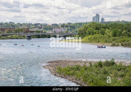 CALGARY, KANADA - 03. JULI 2023: Ein sommerlicher Ausblick auf den Bow River im Stadtzentrum von Calgary, Alberta, Kanada, mit Outdoor-Aktivitäten wie Rafting und Kanufahren Stockfoto