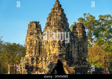 Gigantisches Stein-Buddha-Gesicht am Südtor der antiken Stadt Angkor Thom, Angkor bei Sonnenuntergang, Siem Reap, Kambodscha Stockfoto