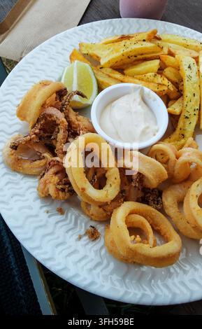 Gebratene Calamari-Ringe mit Pommes-Sauce Stockfoto