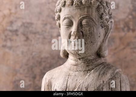 Meditierende Buddha-Statue auf hölzernem Hintergrund. Weichzeichner. Nahaufnahme. Kopierbereich Stockfoto