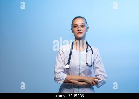 Junge medizinische Fachkraft im Laborkittel mit Sicherheitsbrille Stockfoto