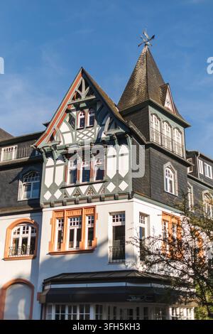 Verschnörktes Fachwerkgebäude mit schiefergedecktem Turm Stockfoto