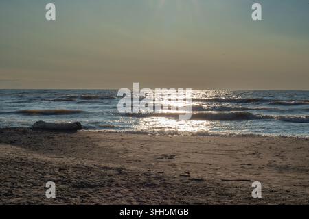 Ein schöner und sanfter Sonnenuntergang bringt einen weiteren perfekten Tag an den Stränden des Huronsees zu einem Abschluss Stockfoto