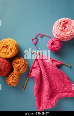 Pullover in rosa stricken, Arbeit im Fortschritt Stockfoto