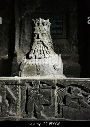 WIELICZKA, POLEN – 16. SEPTEMBER 2022: Eine salzgeschnitzte Büste von König Kasimir dem Großen ist im historischen Salzbergwerk Wieliczka dramatisch beleuchtet Stockfoto