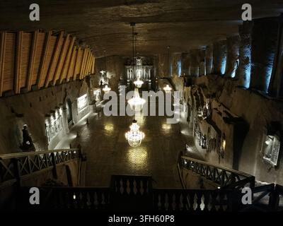 WIELICZKA, POLEN – 16. SEPTEMBER 2022: Kristalllüster erhellen die unterirdische St.-Kinga-Kapelle im Salzbergwerk Wieliczka Stockfoto