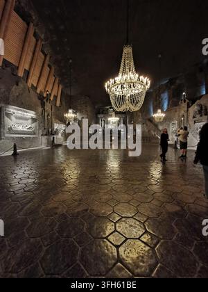 WIELICZKA, POLEN – 16. SEPTEMBER 2022: Besucher bewundern einen Kristalllüster, der in der St.-Kinga-Kapelle tief in der Wieliczka-Salzmine hängt Stockfoto