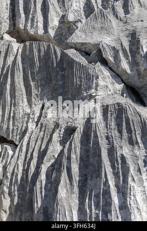 Nahaufnahme abstrakter Textur von rauen, verwitterten Felsformationen Stockfoto