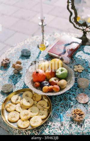 Traditioneller festlicher Tisch mit Obst und Süßigkeiten Stockfoto