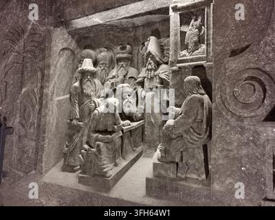 WIELICZKA, POLEN - 16. SEPTEMBER 2022: Ein detailliertes Steinsalzrelief stellt die biblische Szene von Christus unter den Doktoren in der Salzmine von Wieliczka dar Stockfoto