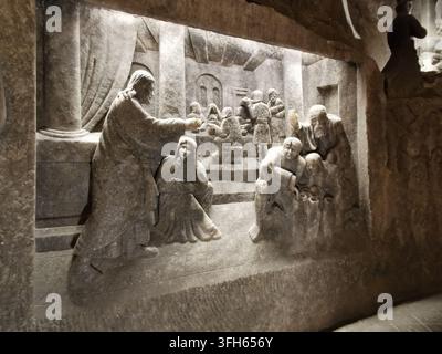 WIELICZKA, POLEN – 16. SEPTEMBER 2022: Ein Relief aus Steinsalz, das die Hochzeit zu Kana mit Bankettfiguren darstellt, ist in eine Kammerwand gemeißelt Stockfoto