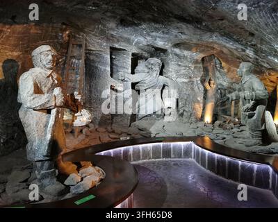WIELICZKA, POLEN – 16. SEPTEMBER 2022: Lebensgroße Skulpturen stellen 19. Jahrhundert-Salzarbeiter bei der Arbeit in den Wieliczka-Salzminen dar Stockfoto