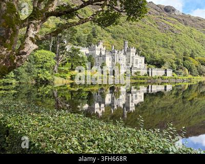 Kylemore Abbey spiegelt sich im Kylemore Lough in Connemara, Irland Stockfoto