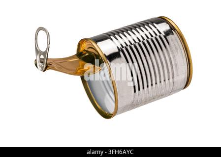 Geöffnete leere Metallblechdose mit Ringwendeverschluss, zeigt eine glänzende wellige Oberfläche, isoliert auf Weiß mit Ausschnittpfad Stockfoto