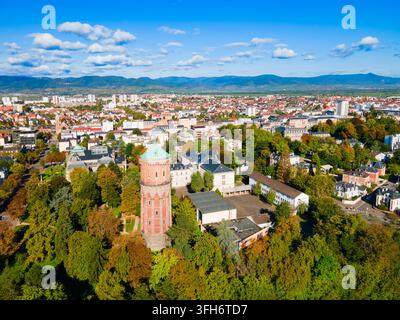Panoramischer Luftbild-Stadtblick auf den historischen Wasserturm oder Chateau d Eau in Colmar, Frankreich Stockfoto