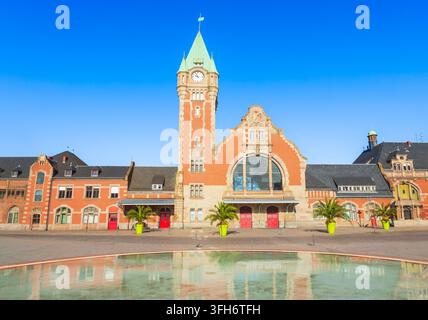 Die historische Fassade und der Uhrturm des Bahnhofs Colmar oder Gare de Colmar in Frankreich Stockfoto