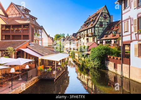 Sehenswerter Blick auf traditionelle halbverputzte Häuser und Touristenboot in Little Venice oder Petite Venise in Colmar, Frankreich Stockfoto