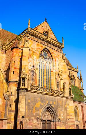 Die schöne gotische Fassade der Saint-Martin-Kirche oder Stiftskirche Saint-Martin in Colmar, Frankreich Stockfoto